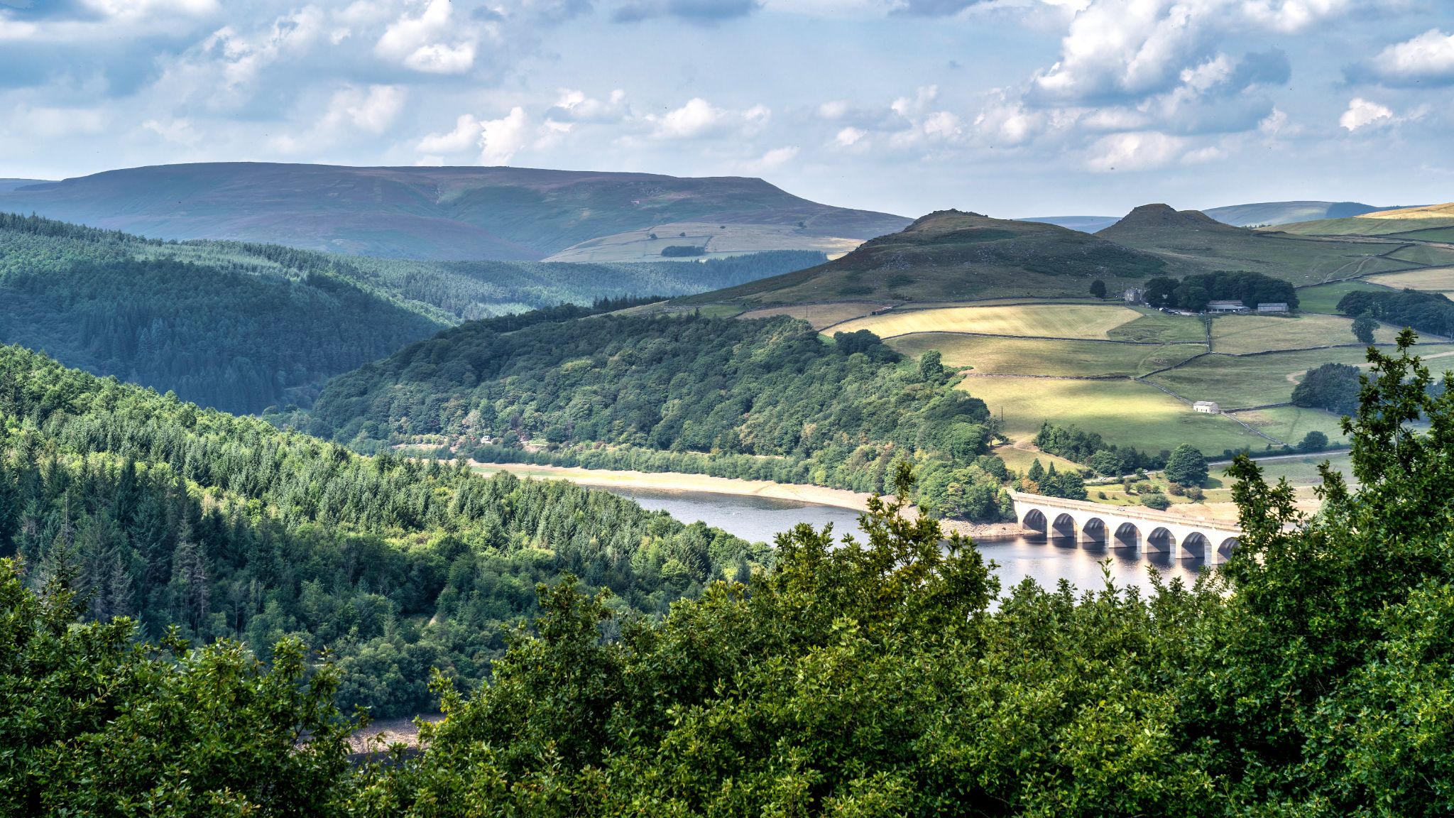 Blick vom Bamford Edge Hiking Trail zum nahe gelegenen Ladybower Reservoir